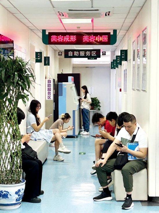 2025-08-03,北京大学第三医院医疗美容楼内候诊的患者。摄影/胡可欣
